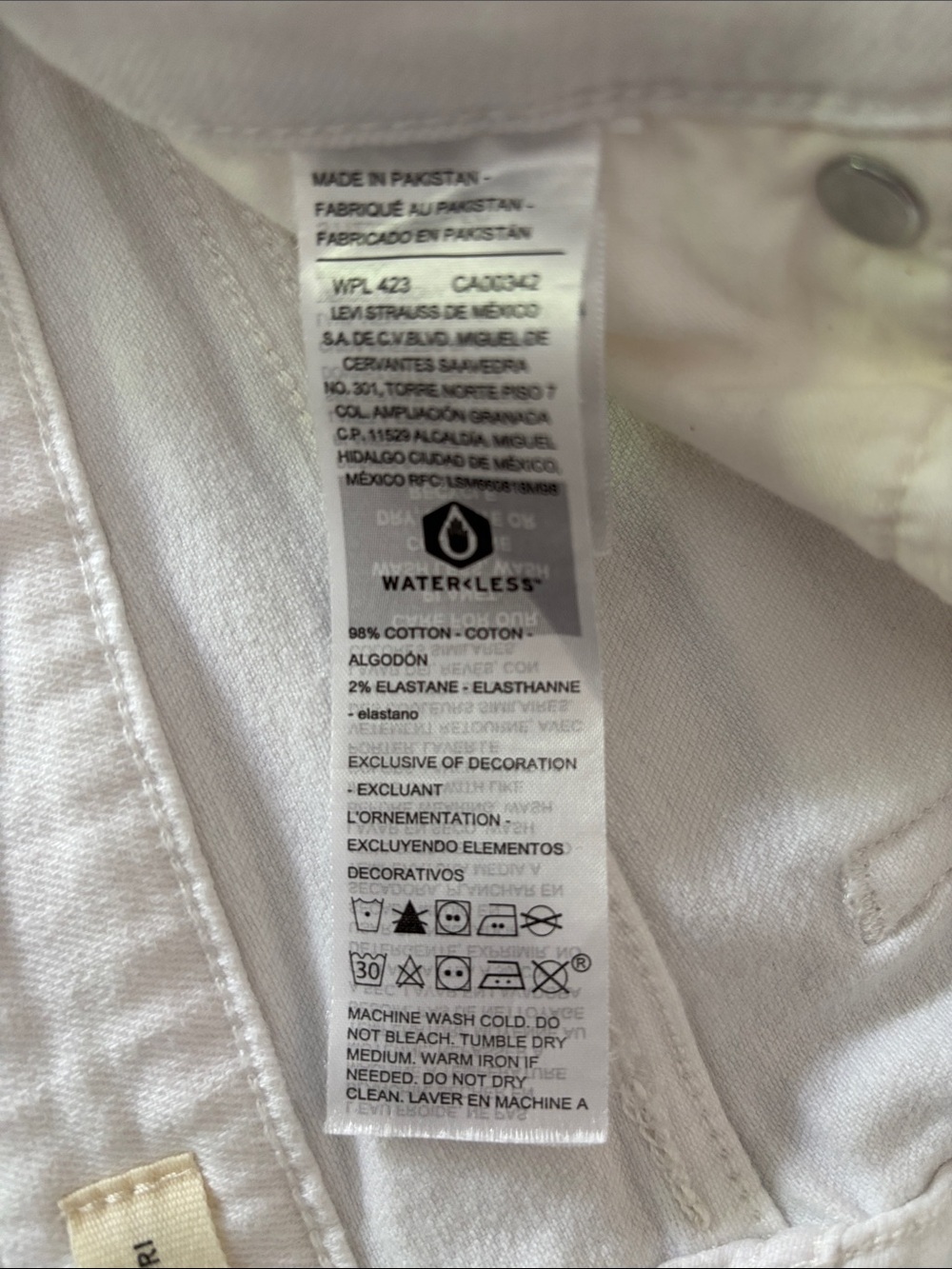 White Capri Levi Jeans with Cuffed Hem - Women - Picture 4 of 5